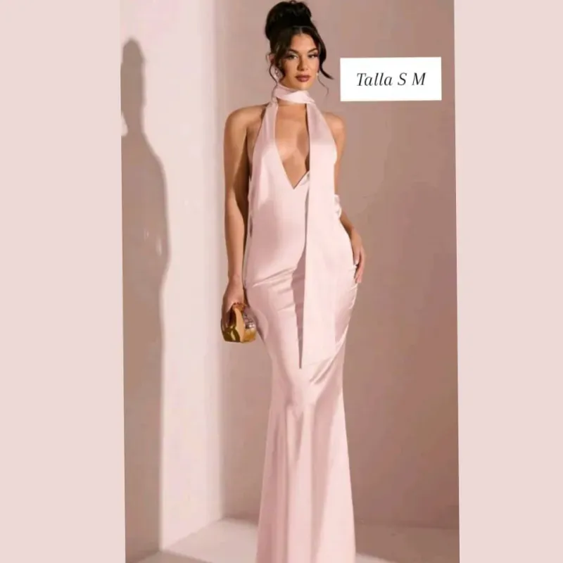 Vestido con escote pronunciado y lazada al cuello 