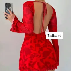 Vestido con estampado floral y abertura en la espalda 
