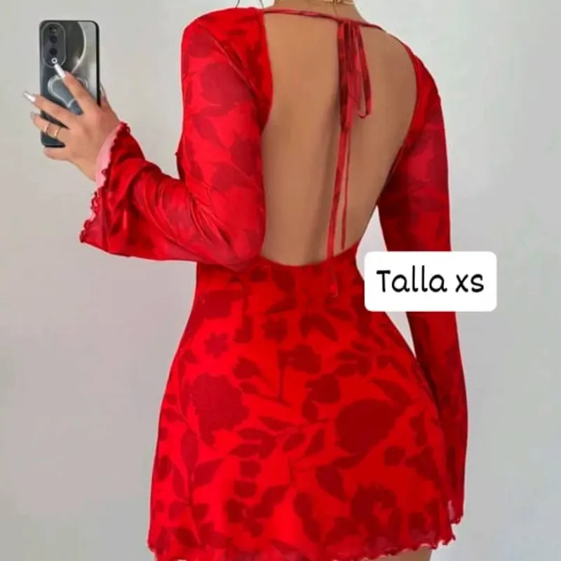 Vestido con estampado floral y abertura en la espalda 