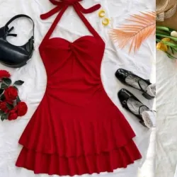 Vestido con lazo al cuello y falda de vuelos 