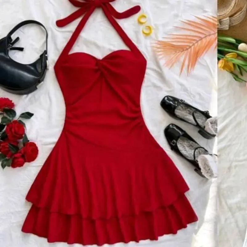 Vestido con lazo al cuello y falda de vuelos 