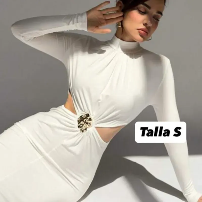 Vestido con mangas largas, abertura en la cintura y detalle dorado 