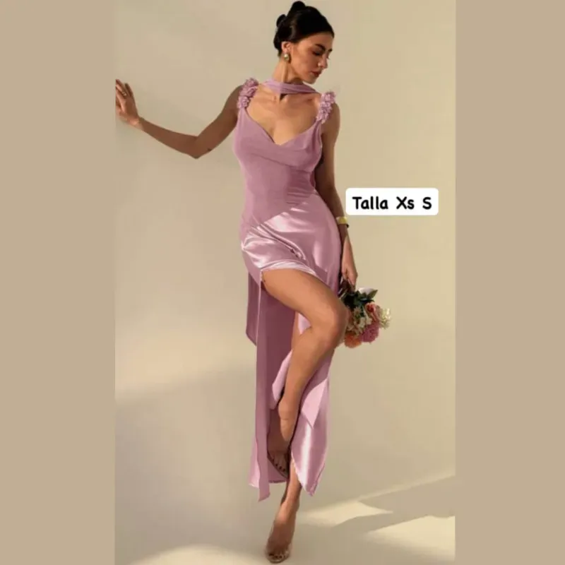 Vestido con tirantes de flores y abertura en la pierna 