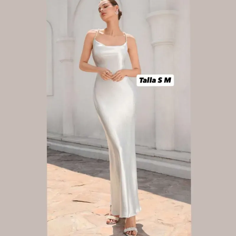 Vestido con tirantes de perlas 