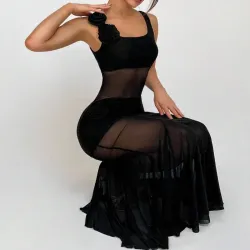 Vestido con transparencias y detalles de flores 