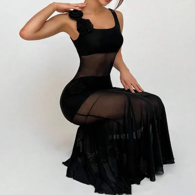 Vestido con transparencias y detalles de flores 