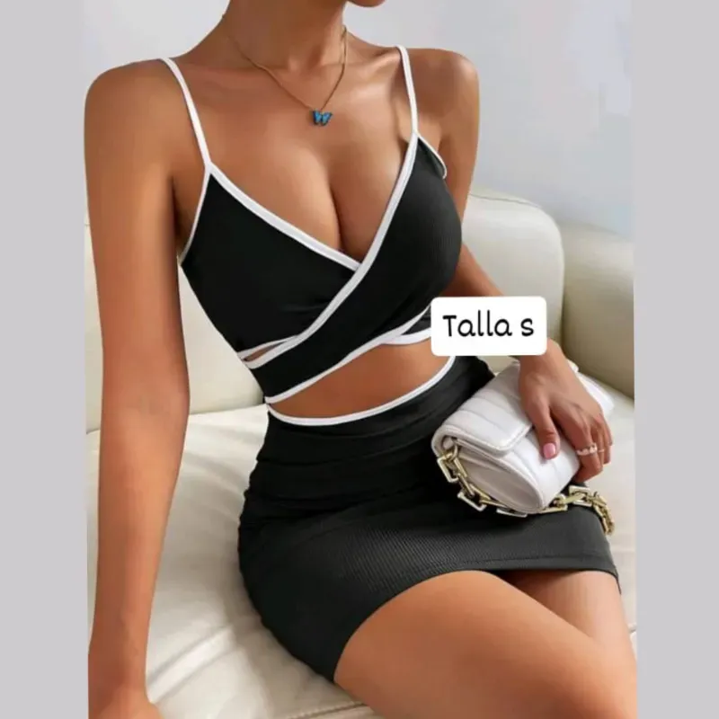 Vestido cruzado con abertura delantera 