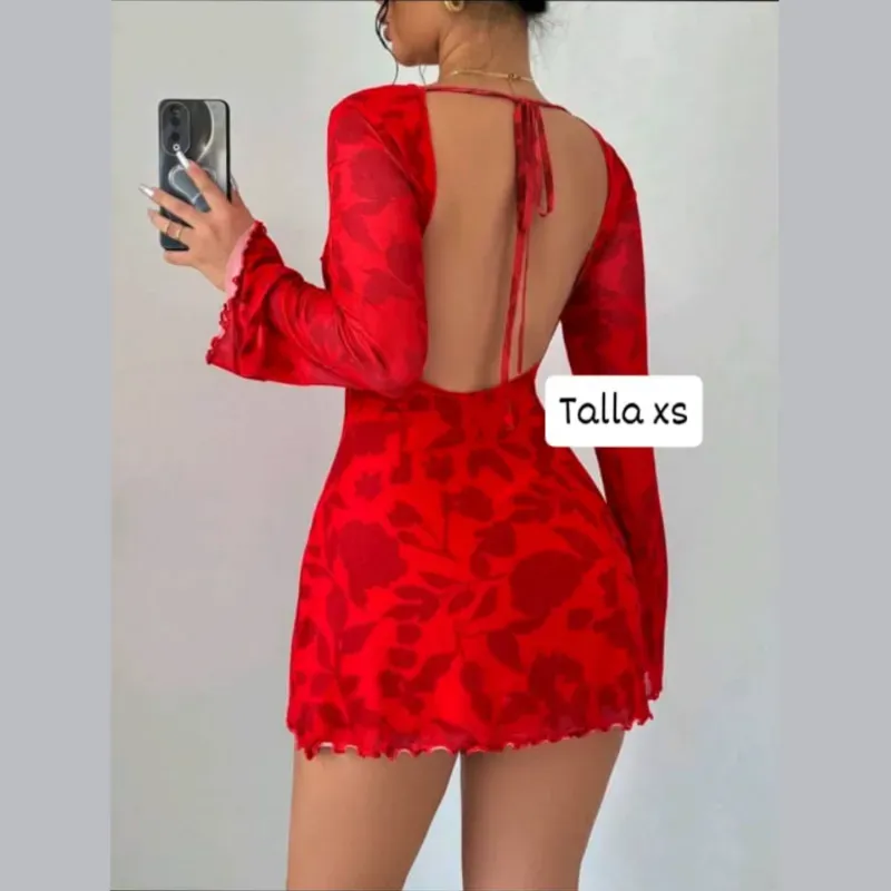 Vestido de mangas anchas y abertura en la espalda 