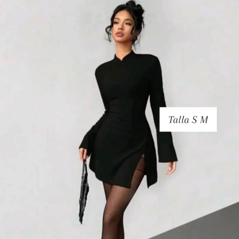 Vestido de mangas anchas y cuello japonés 