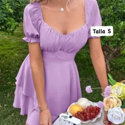 Vestido de mangas cortas y falda de vuelos 