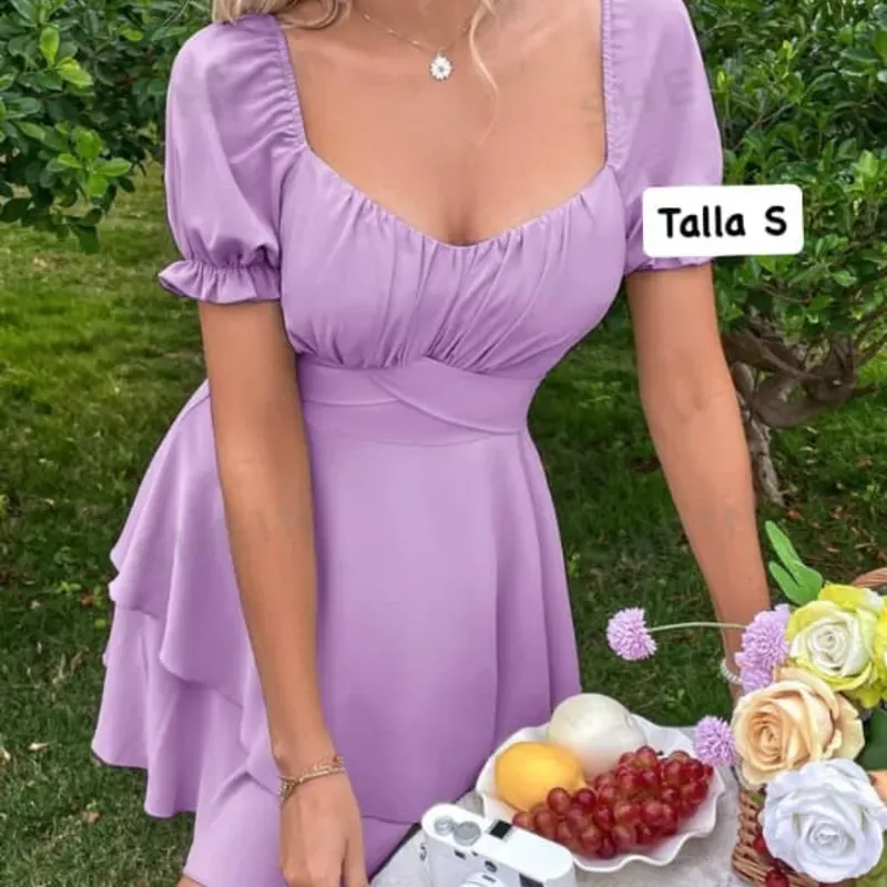 Vestido de mangas cortas y falda de vuelos 