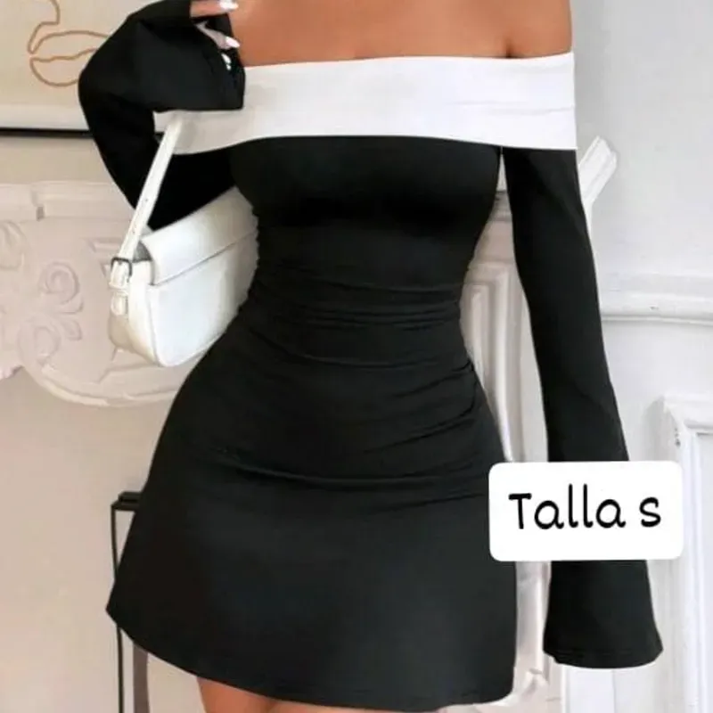 Vestido de mangas largas acampadas y hombros descubiertos 