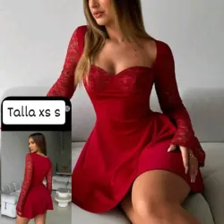Vestido de mangas largas con encaje 