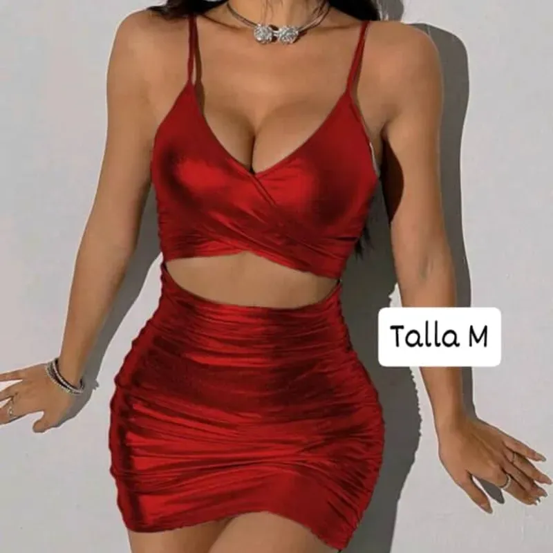 Vestido de tirantes con abertura en el abdomen 