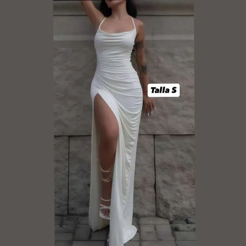 Vestido de tirantes con abertura en la pierna 