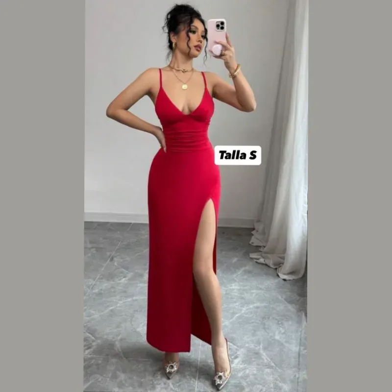 Vestido de tirantes con abertura en la pierna 