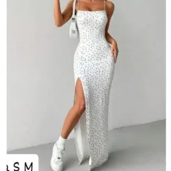Vestido de tirantes con abertura lateral 