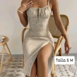 Vestido de tirantes con abertura lateral 