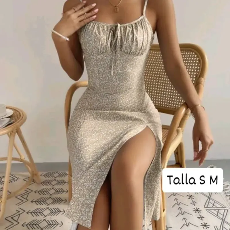 Vestido de tirantes con abertura lateral 