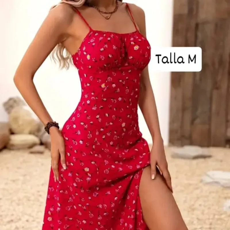 Vestido de tirantes con abertura lateral 