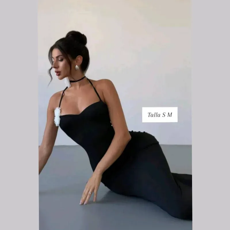 Vestido de tirantes con detalles de flores blancas 