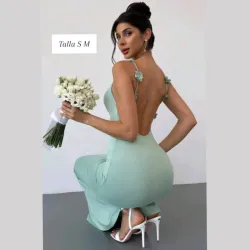 Vestido de tirantes con detalles de flores