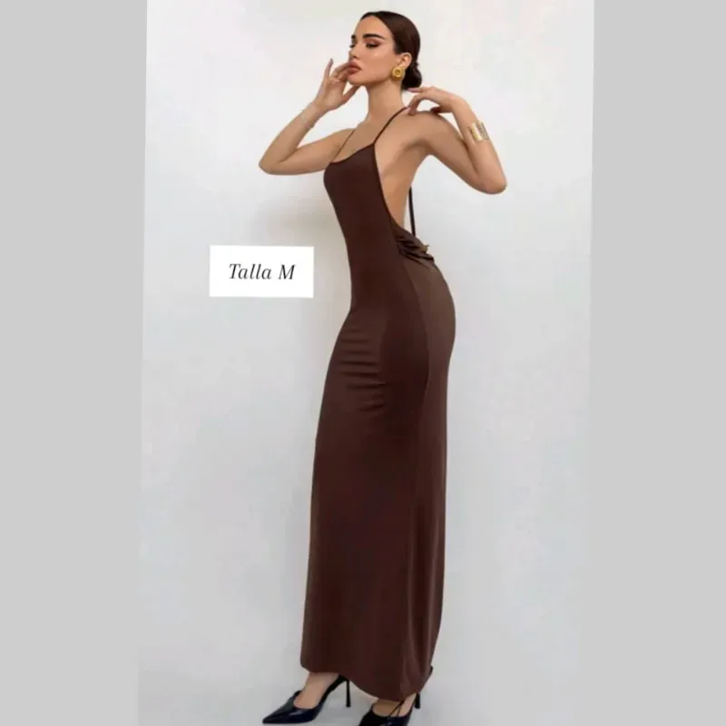 Vestido de tirantes finos y escote en la espalda 