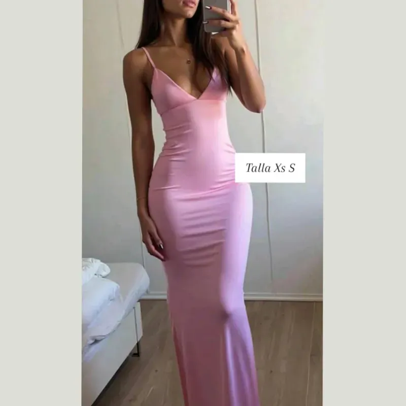 Vestido de tirantes finos y escote pronunciado 