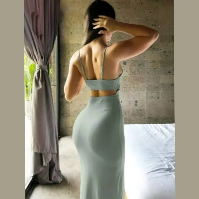 Vestido de tirantes y abertura en la espalda 