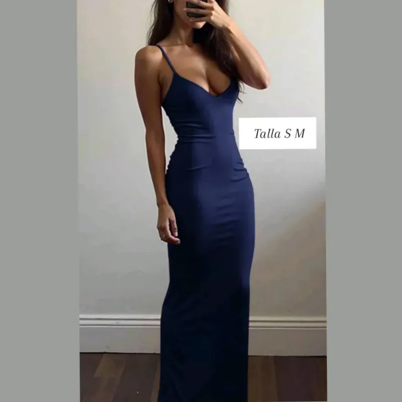 Vestido de tirantes y escote pronunciado 