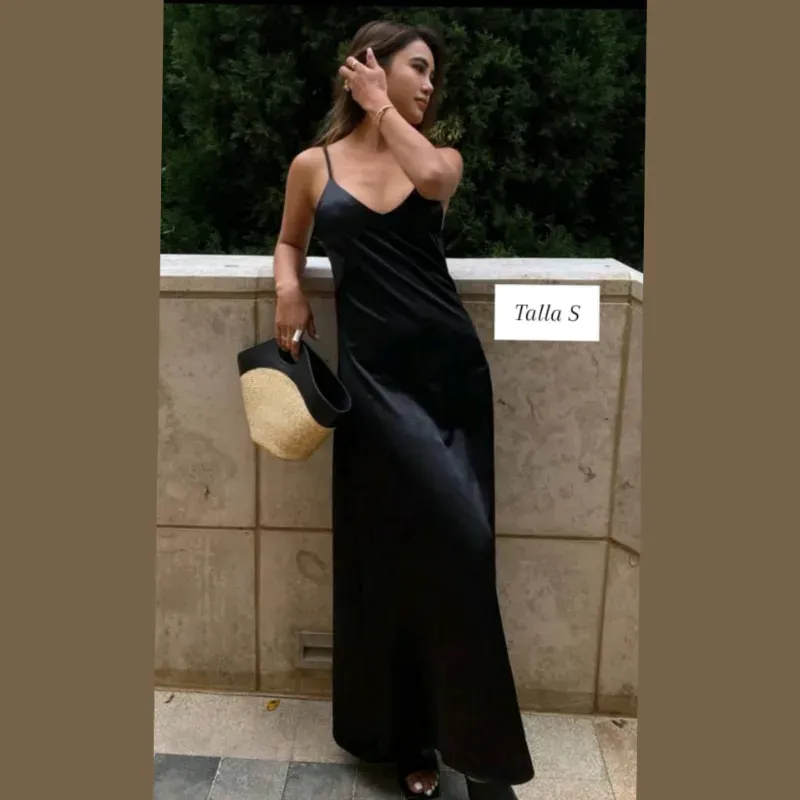 Vestido de tirantes y escote pronunciado 