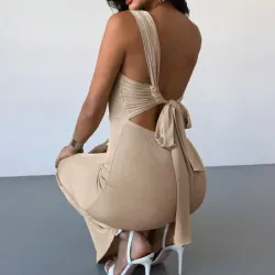 Vestido de un tirante y lazada en la espalda 