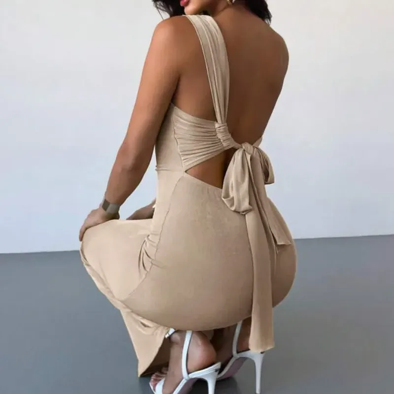 Vestido de un tirante y lazada en la espalda 