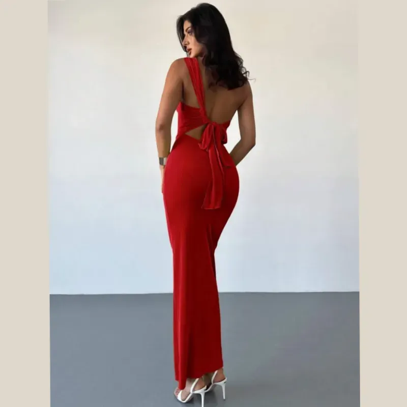 Vestido de un tirante y lazada en la espalda 