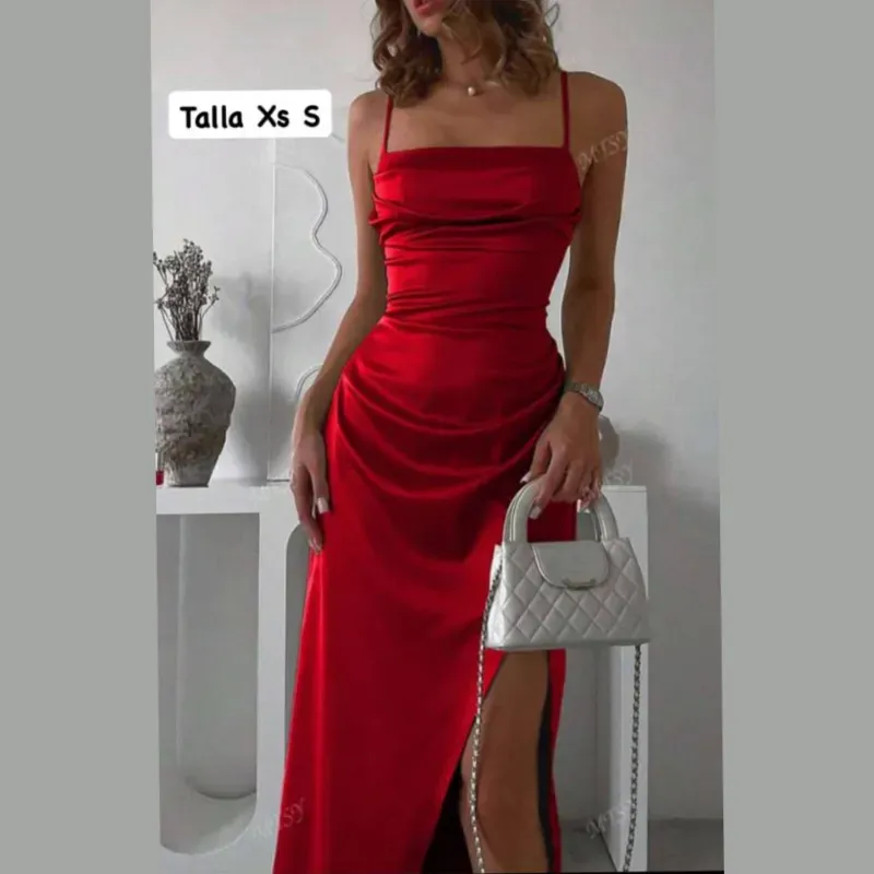 Vestido drapeado con abertura en la pierna 