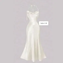 Vestido drapeado con detalle de flor