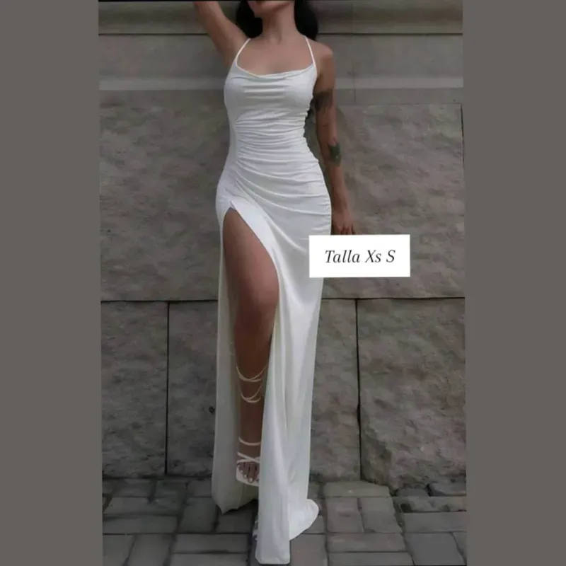 Vestido drapeado de tirantes con abertura en la pierna 