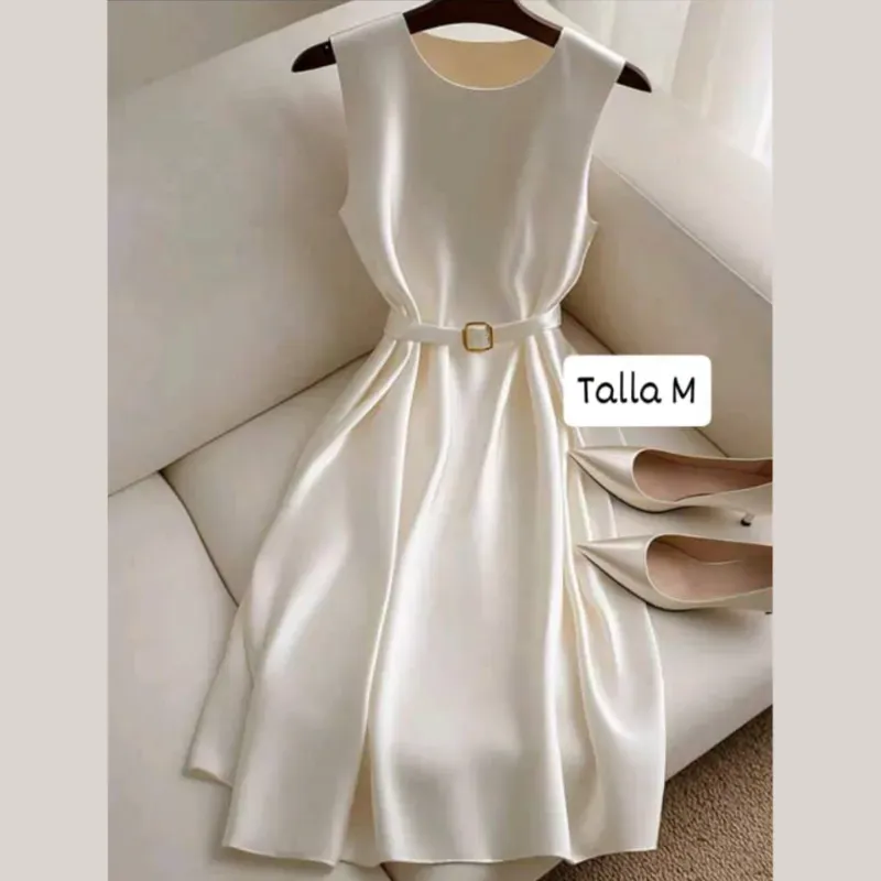 Vestido en satén con cinturón 
