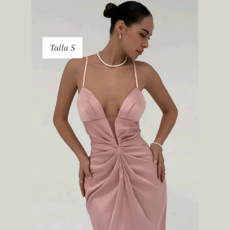 Vestido fruncido con escote pronunciado 