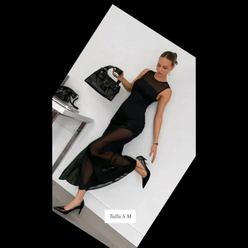 Vestido sin mangas con transparencias 