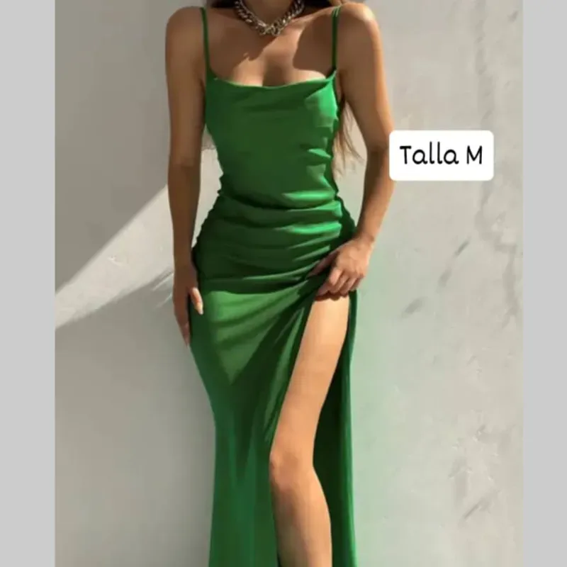 Vestido verde de tirantes con abertura lateral 