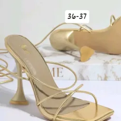 Zapatos altos con tacón en forma de corazón 