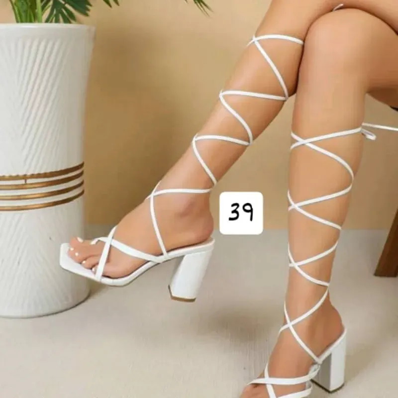 Zapatos altos de tacón cuadrado y tiras altas 