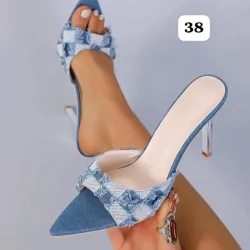 Zapatos altos de tacón fino y puntera puntiaguda