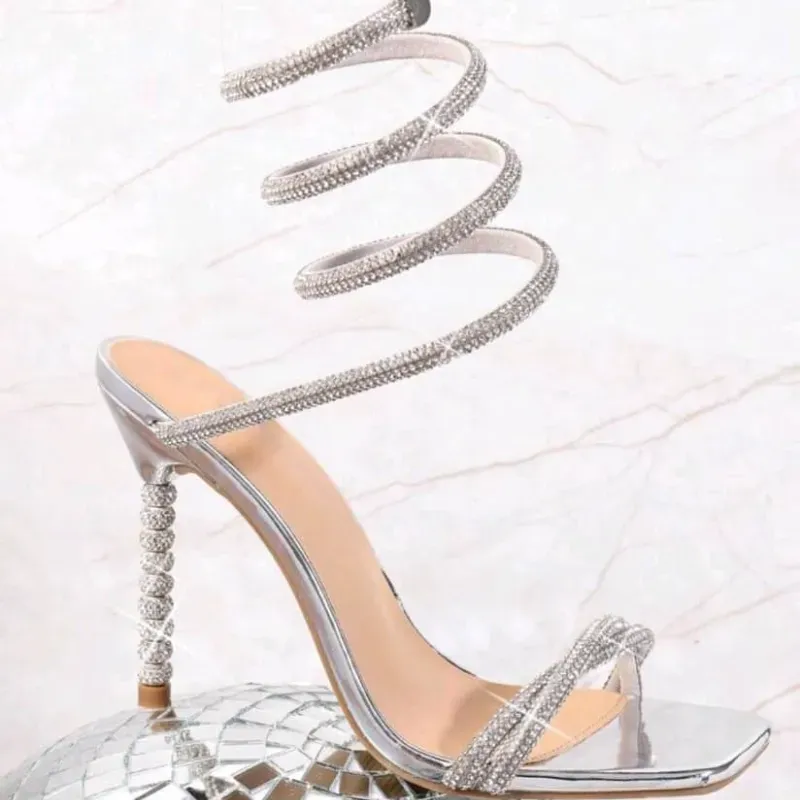 Zapatos altos de tacón fino y tiras en forma de espiral 