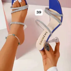 Zapatos altos finos y prácticos 