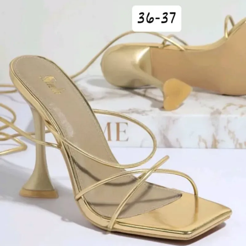 Zapatos con tacón de corazón 