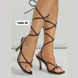 Zapatos de tacón atados a la pierna 