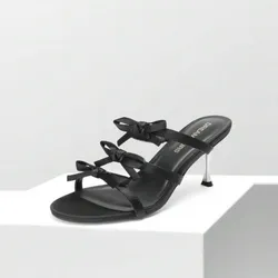 Zapatos de tacón con detalle de lacitos