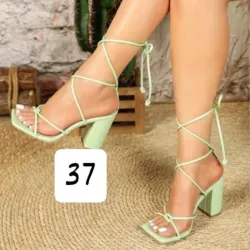 Zapatos de tacón con tiritas anudadas a la pierna 